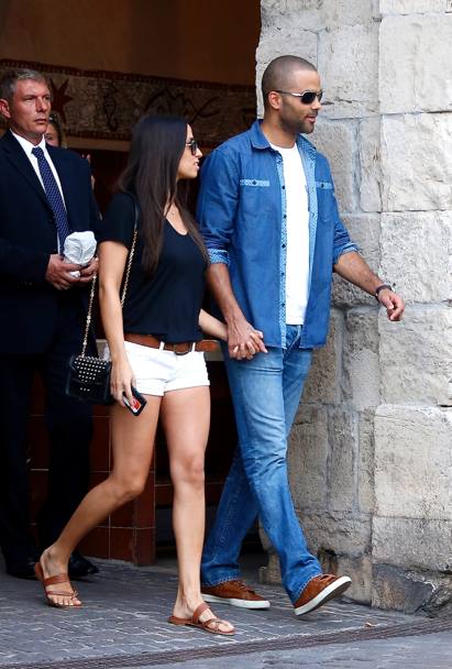 Il cestista francese Tony Parker passeggia con la sua ragazza Axelle Francine per le vie di Saint-Tropez (Olycom)